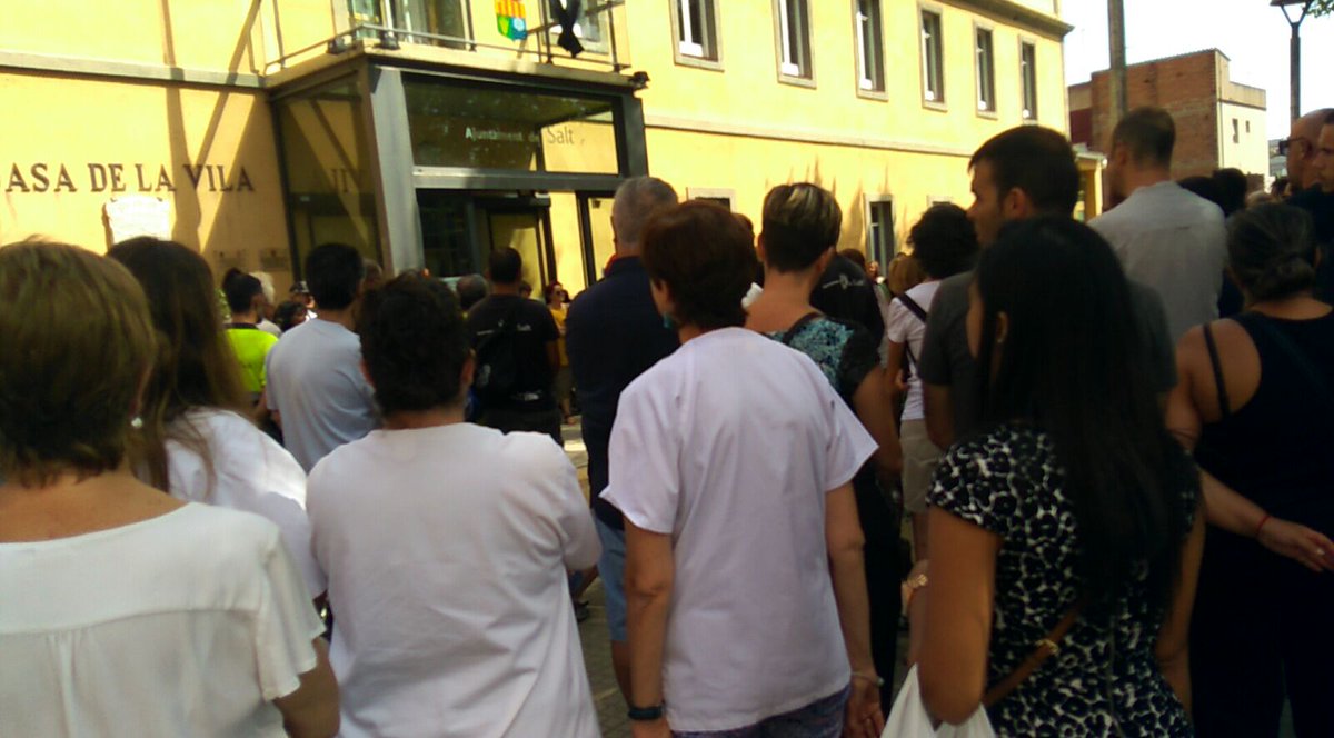 Foto en grup de professionals del CAP Salt, fent un minut de silenci en suport a les víctimes de l'atemptat ocorregut a la Rambla de Barcelona.