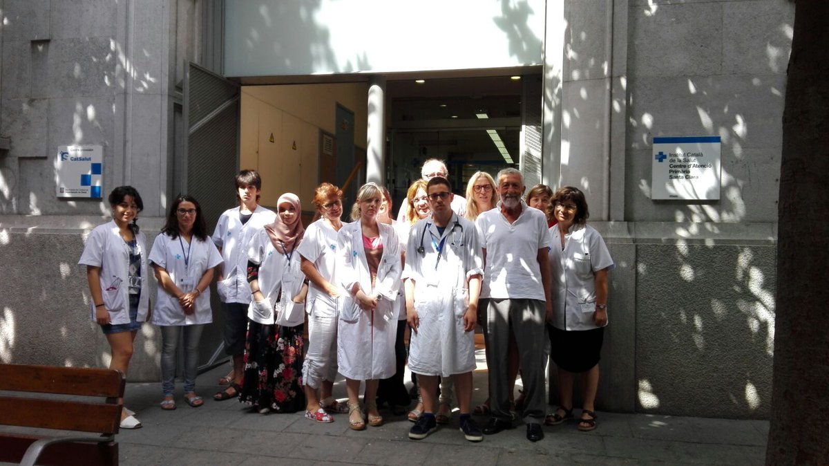Foto en grup de professionals del CAP Santa Clara Girona, fent un minut de silenci en suport a les víctimes de l'atemptat ocorregut a la Rambla de Barcelona.