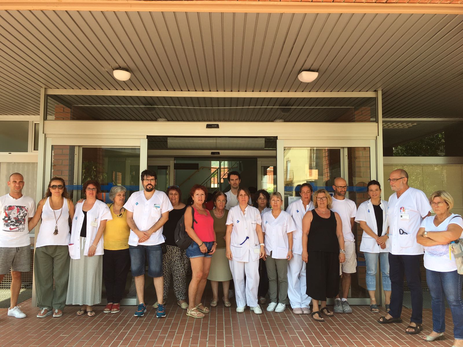 Foto en grup de professionals del CAP Santa Coloma de Farners, fent un minut de silenci en suport a les víctimes de l'atemptat ocorregut a la Rambla de Barcelona.