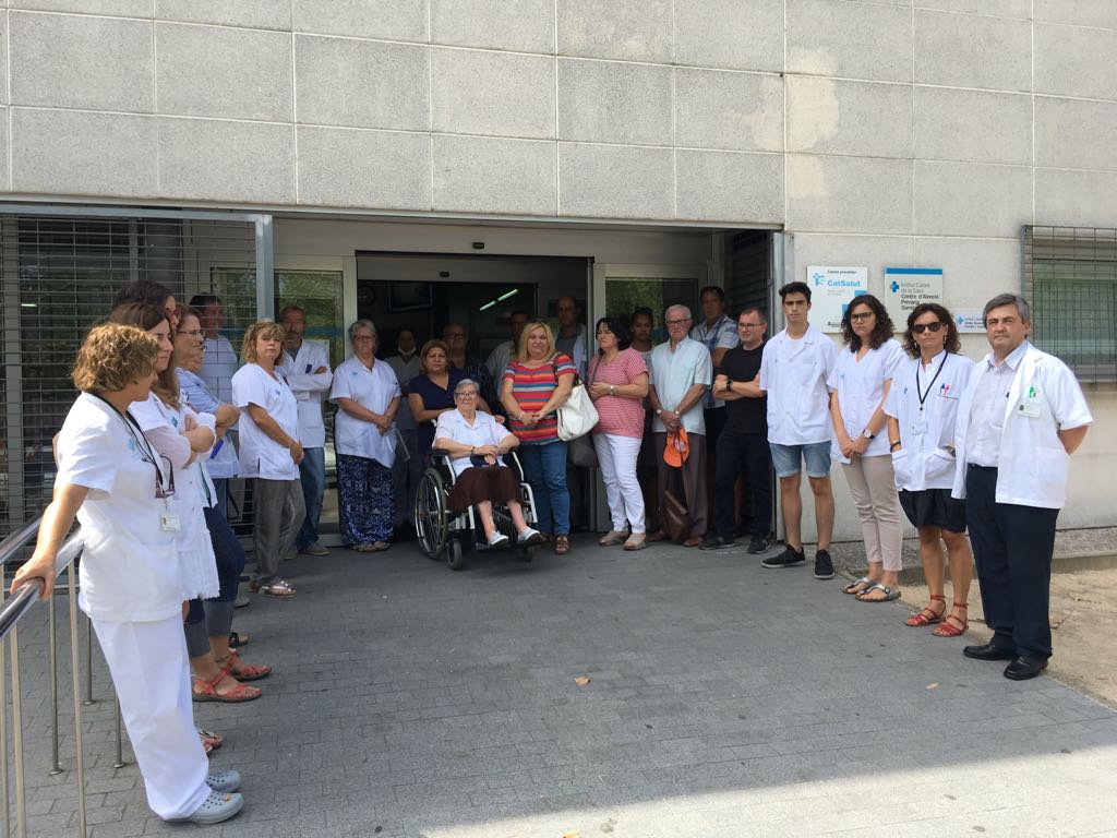 Foto en grup de professionals del CAP Sarrià de Ter, fent un minut de silenci en suport a les víctimes de l'atemptat ocorregut a la Rambla de Barcelona.