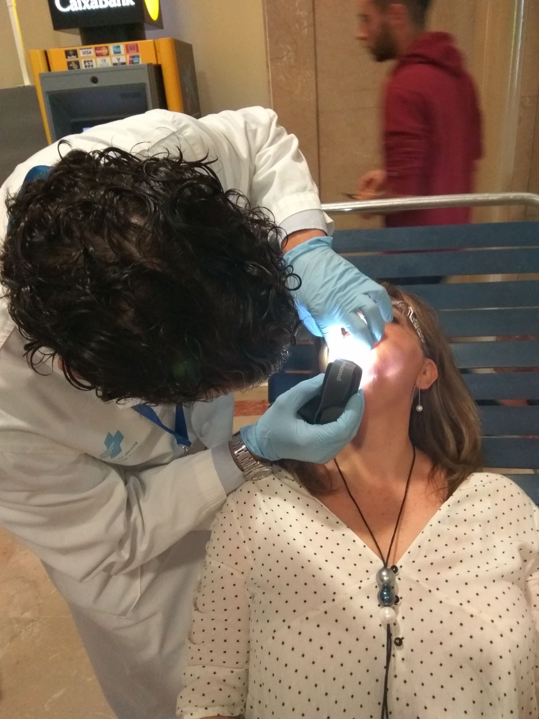 Professional fent revisions de salut bucodental durant el Dia Europeu contra el Càncer Oral