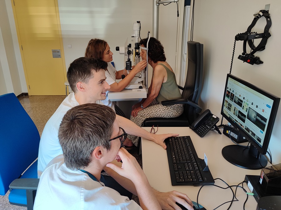 L'equip durant una consulta especialitzada d'uveïtis.