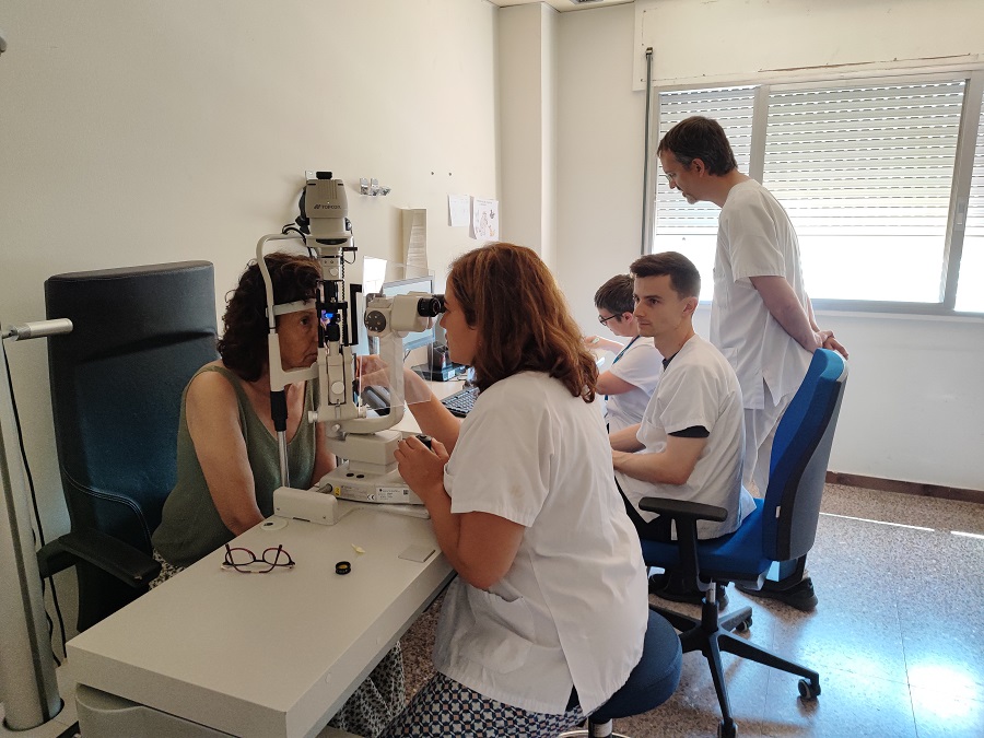L'equip durant una consulta especialitzada d'uveïtis.