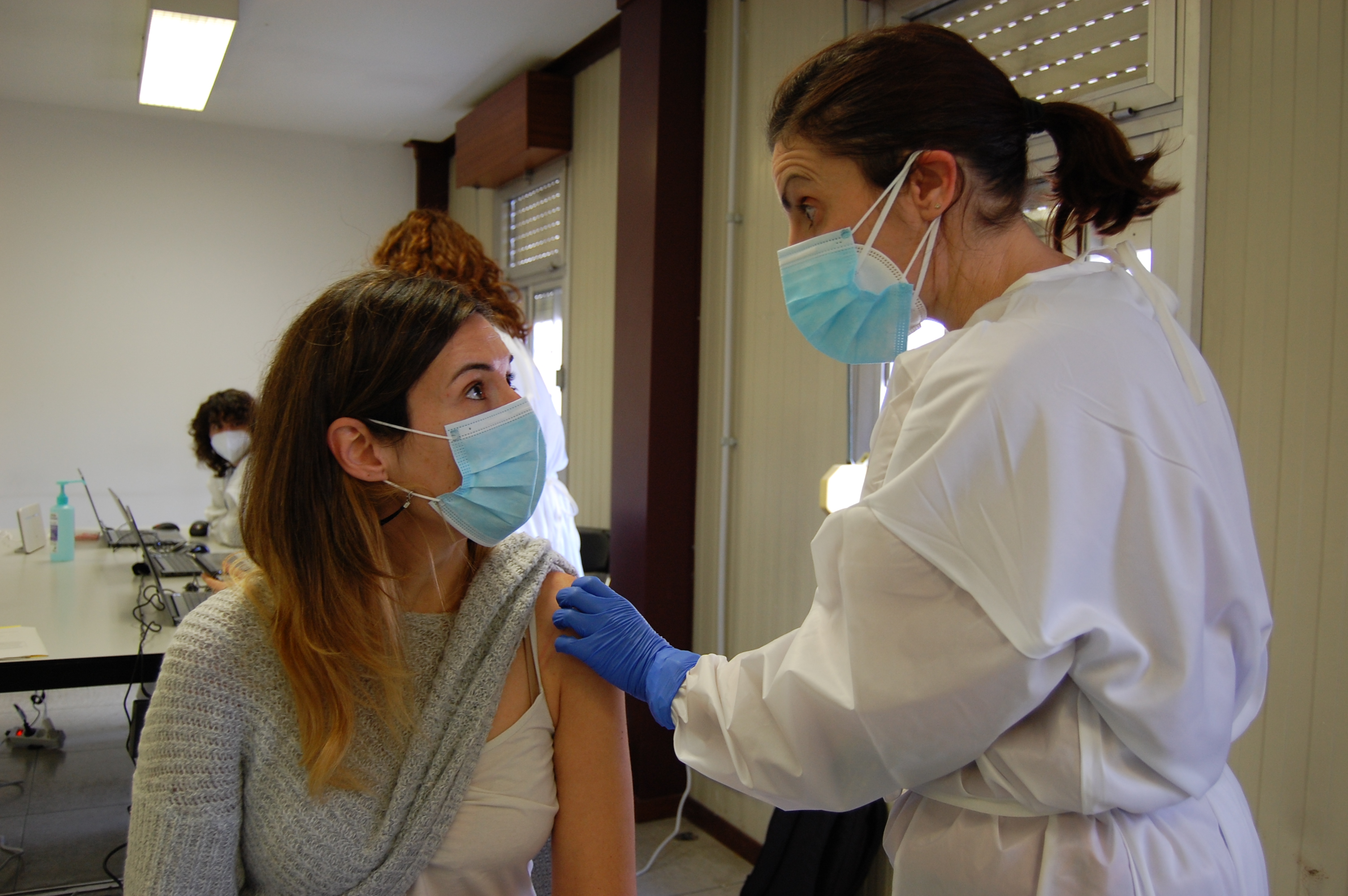 Vacunant al punt de vacunació de la Facultat de Medicina i Infermeria de la UdG. 