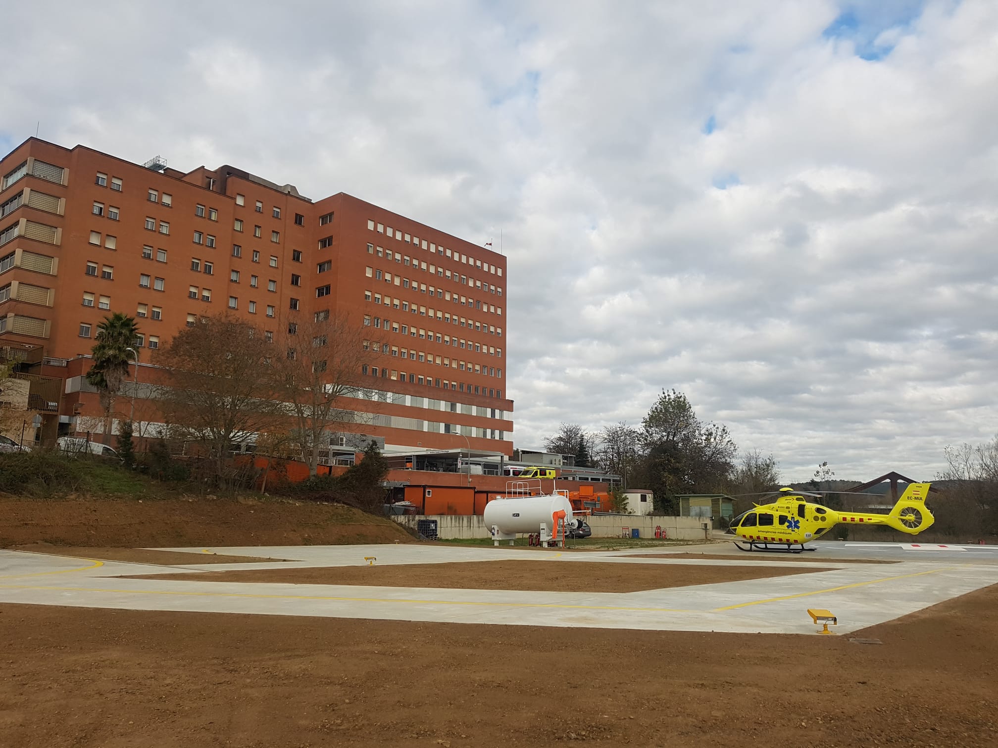 L'helisuperfície de l'Hospital Trueta, amb un helicòpter.