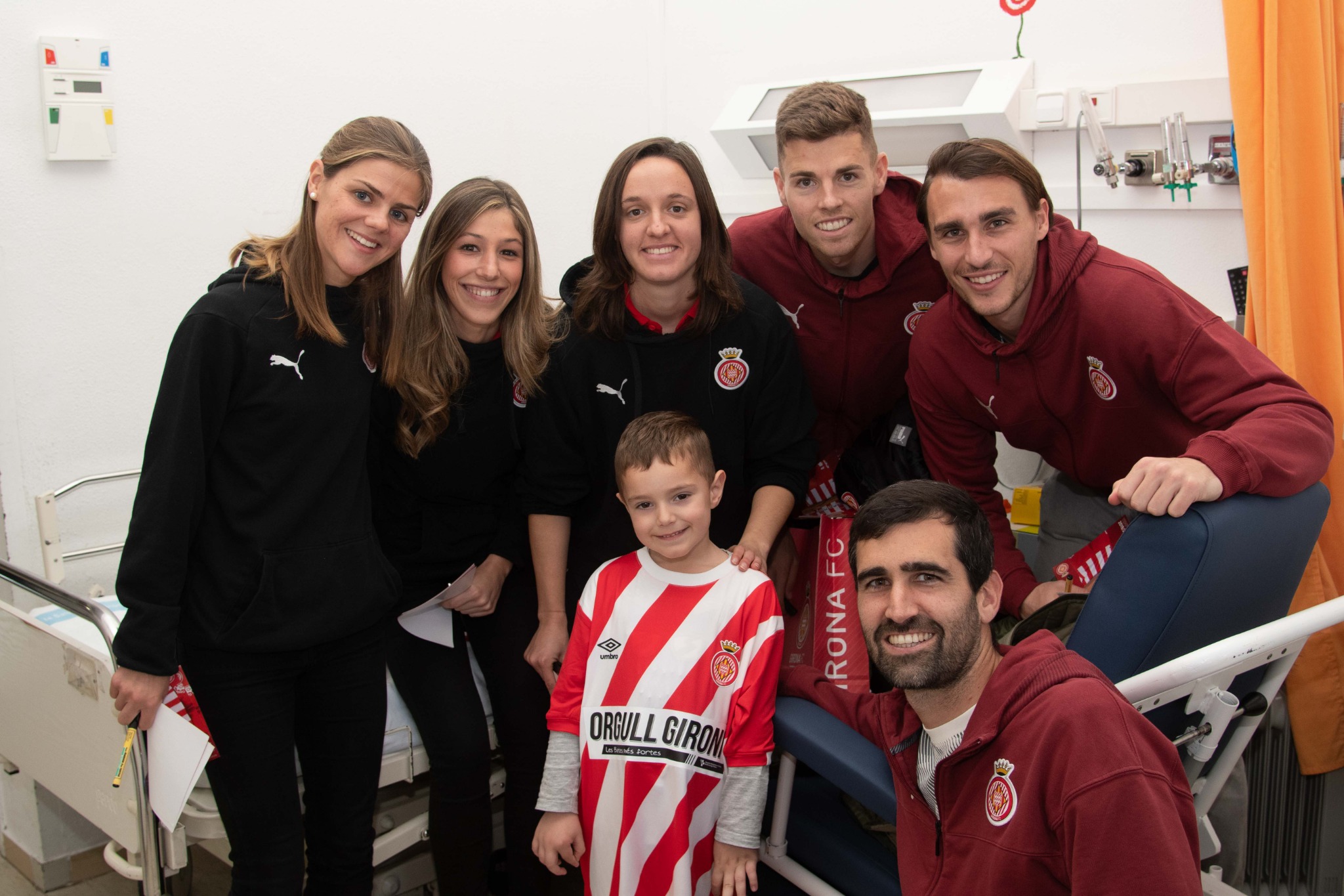 Els jugadors del Girona amb en David, de 5 anys.