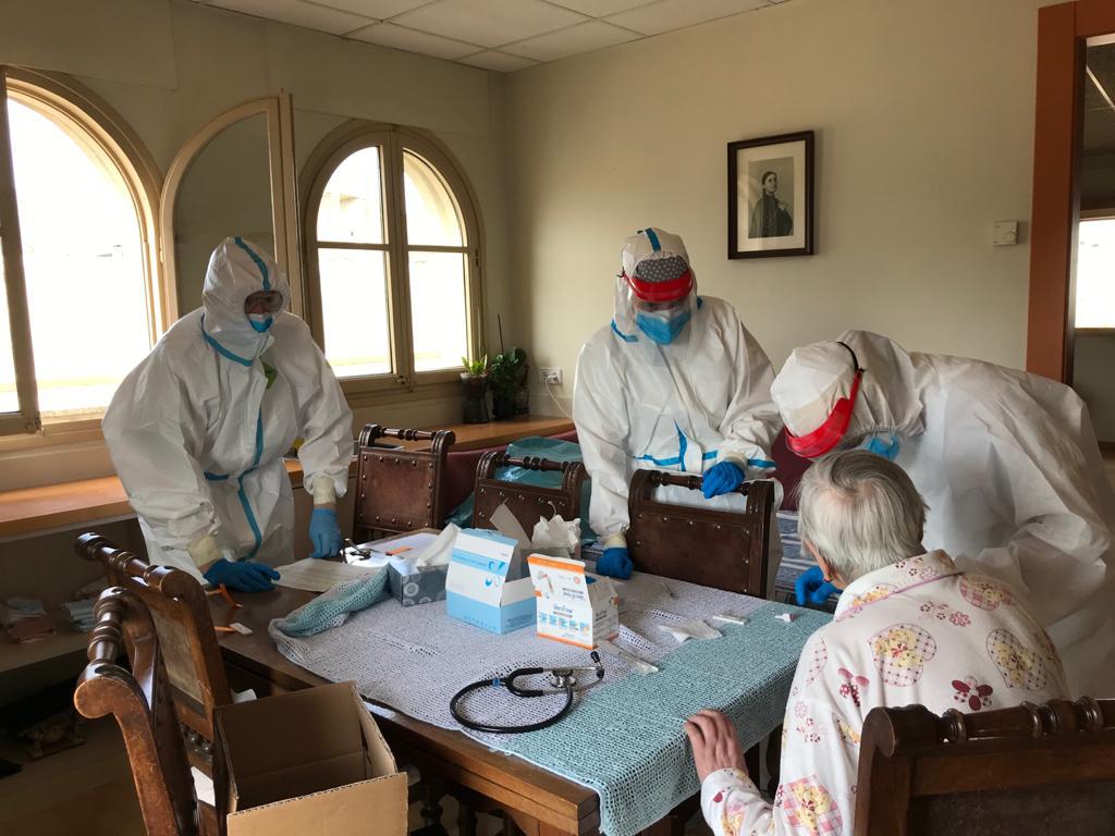 Fotografia de professionals de l'atenció primària de Banyoles i de Roses en residències geriàtriques