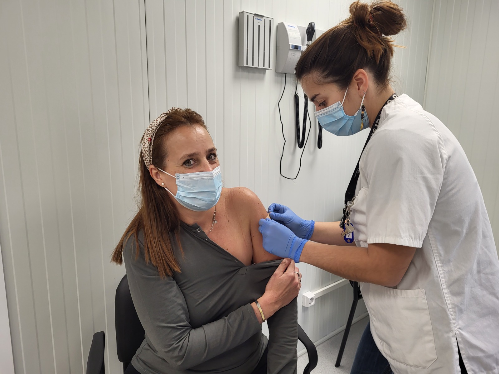 Una persona vacunant-se al CAP Dr. Joan Vilaplana.
