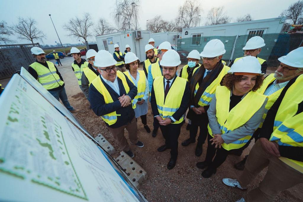 Els representants del Govern durant la visita a les obres del bloc quirúrgic,