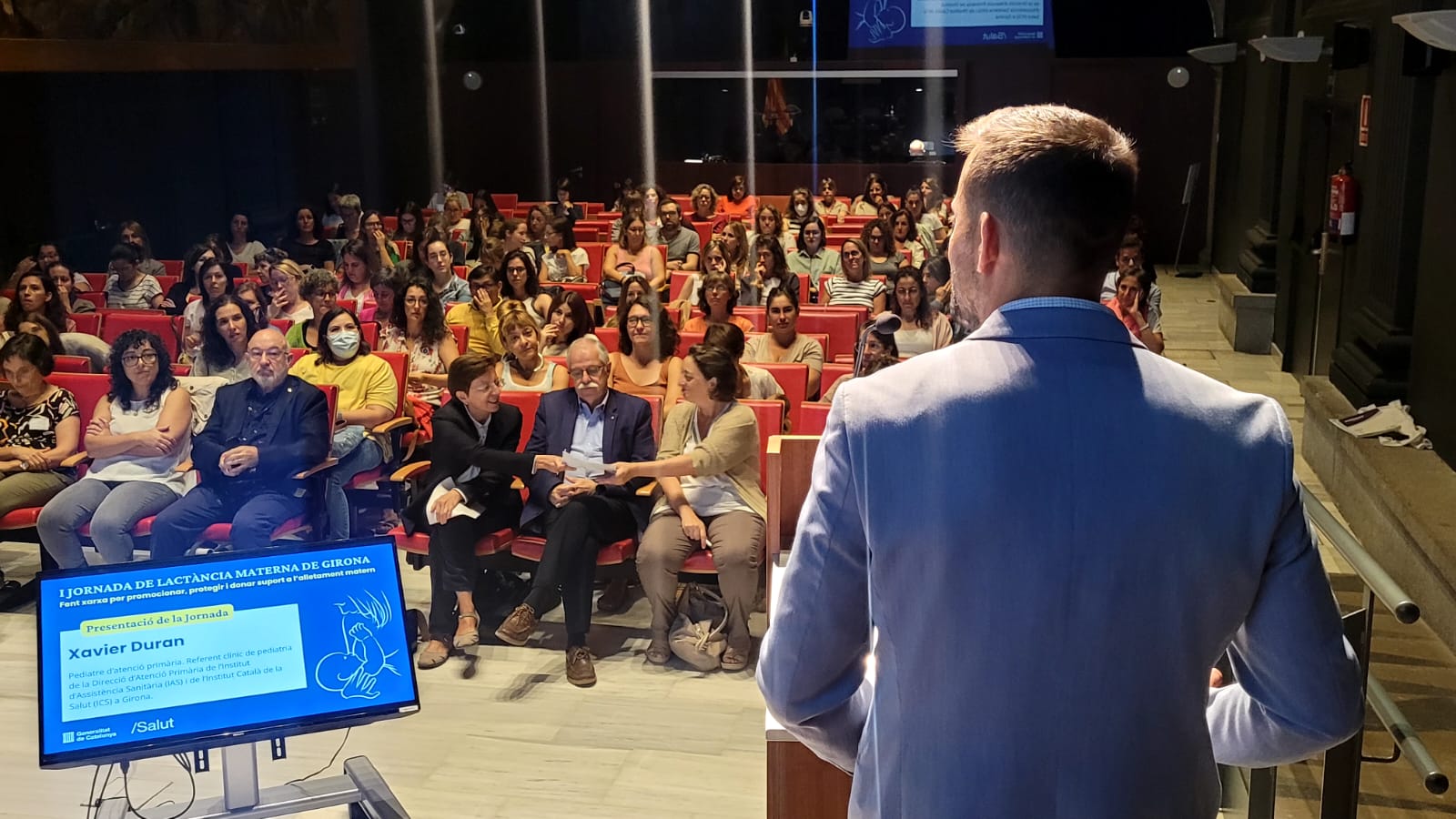 El conductor de l'acte durant de la I Jornada de Lactància Materna de Girona