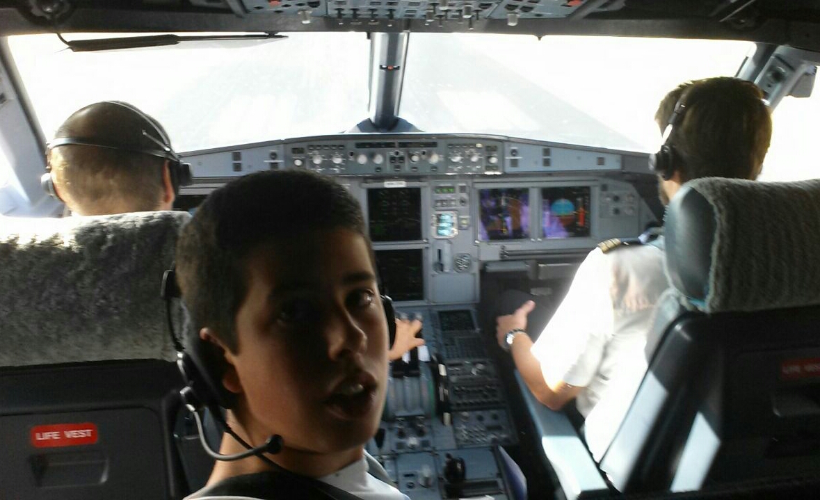 en Xavier acompanya als pilots d'avió a la cabina