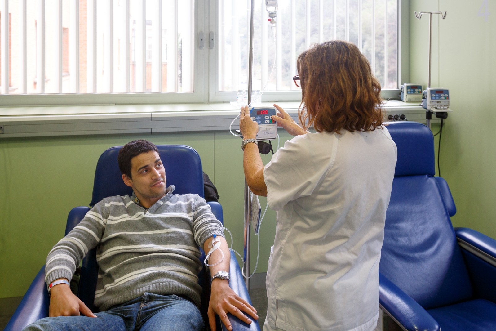 Un pacient visitant-se a l'hospital de dia