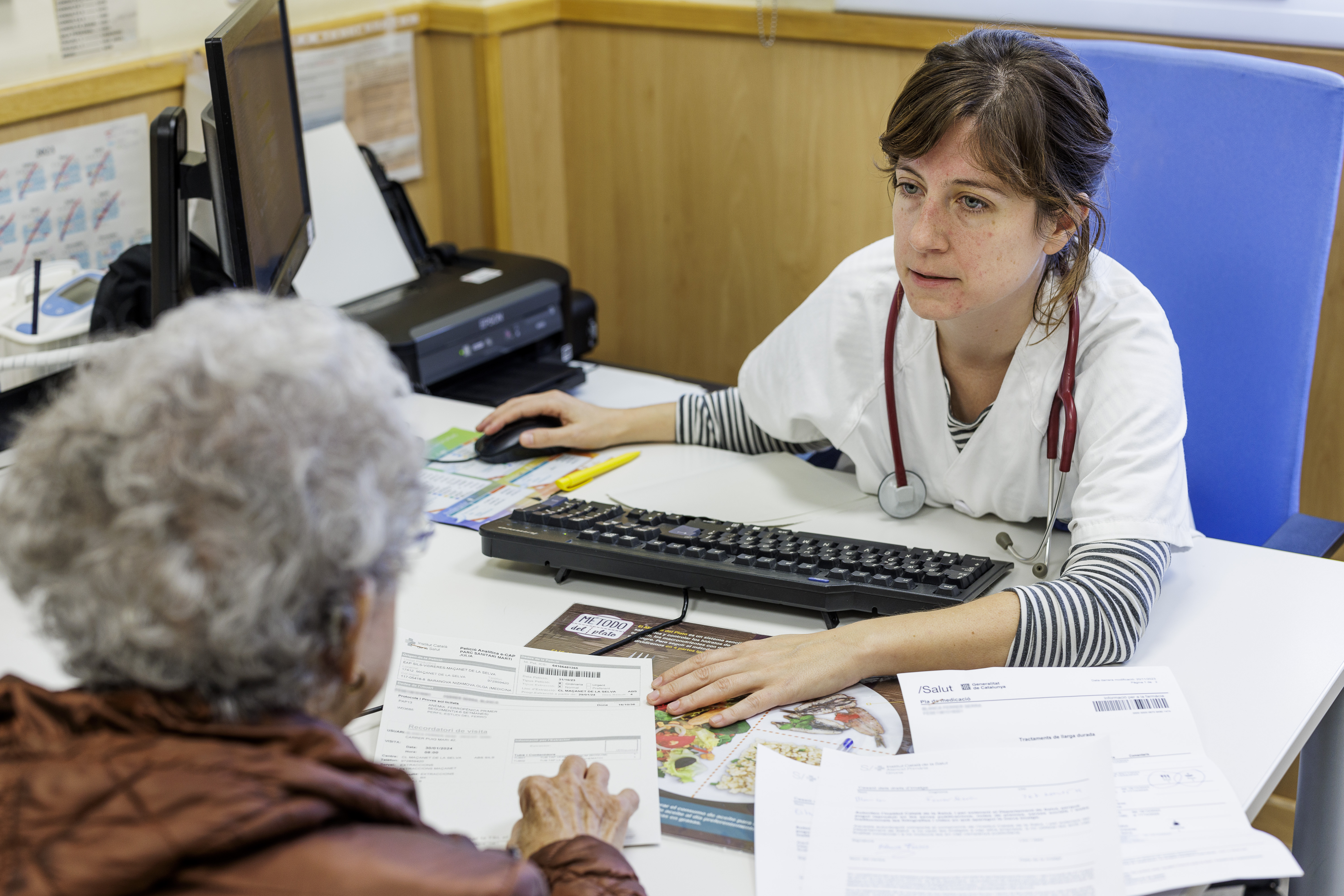 Una doctora atenent una consulta a l'EAP Sils.-Vidrdres-Maçanet