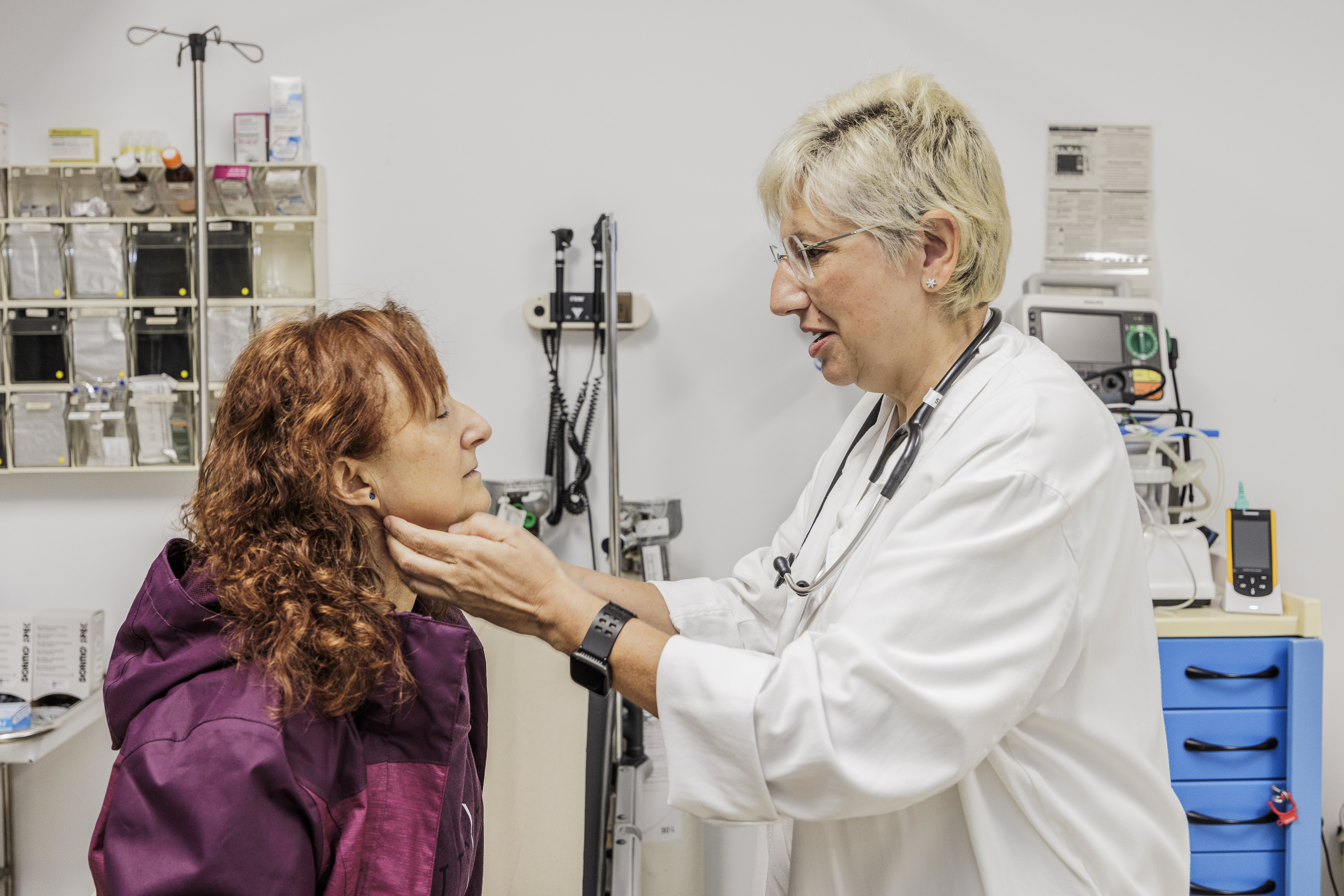 Una doctora fent una exploració. 