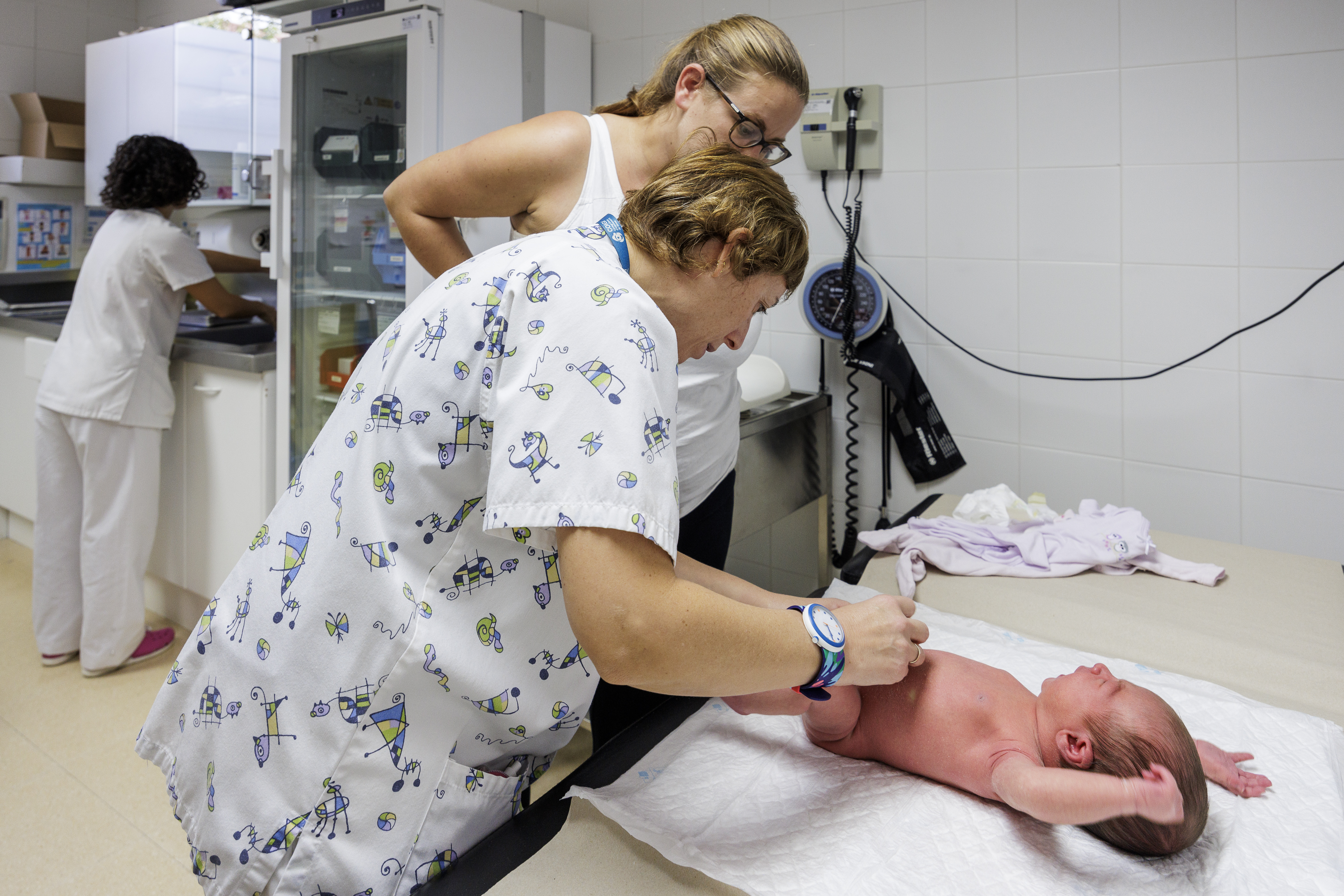 Una infermera durant una visita de pediatria. 