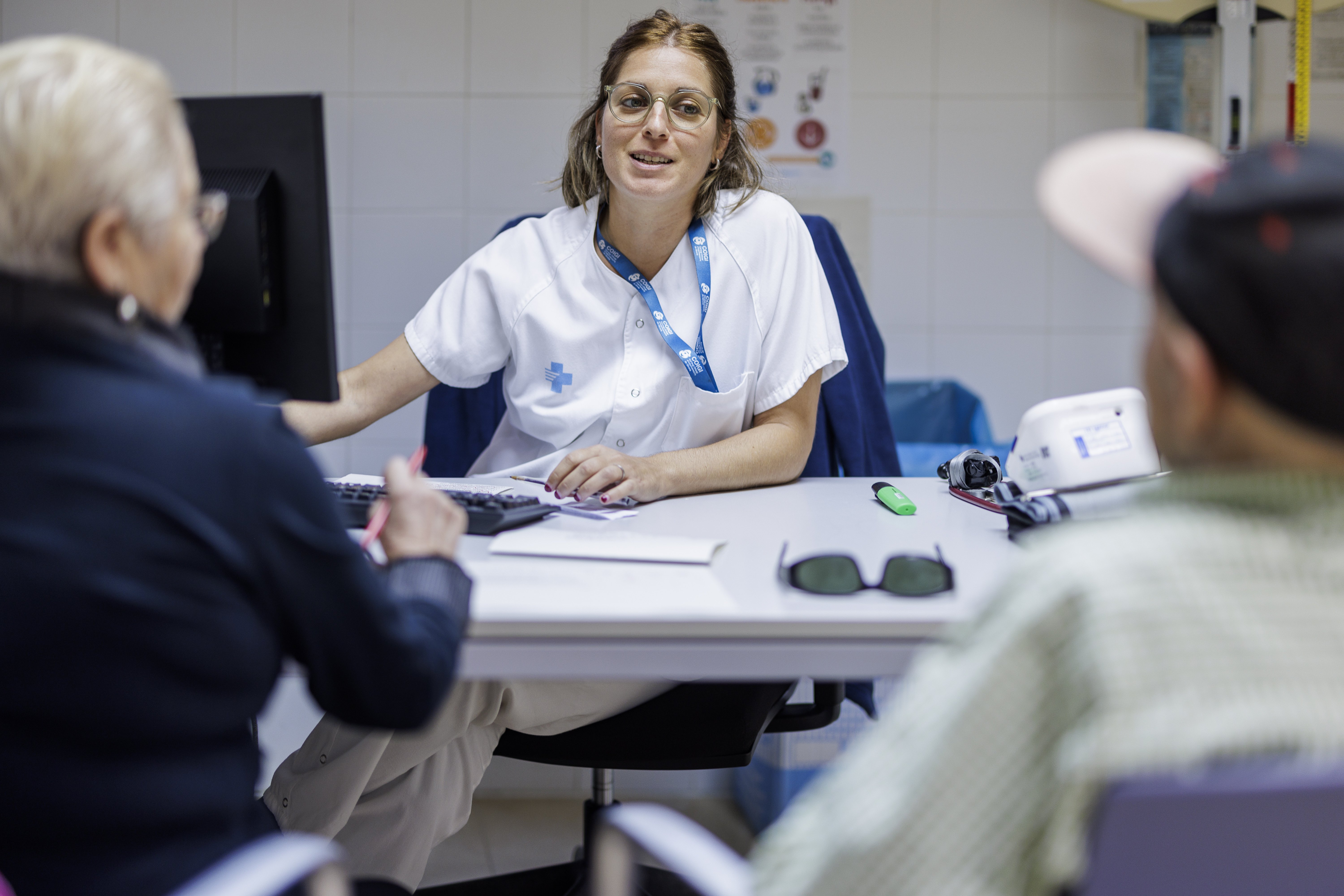 Una professional de la salut del CAP Vilafant atenent una consulta.