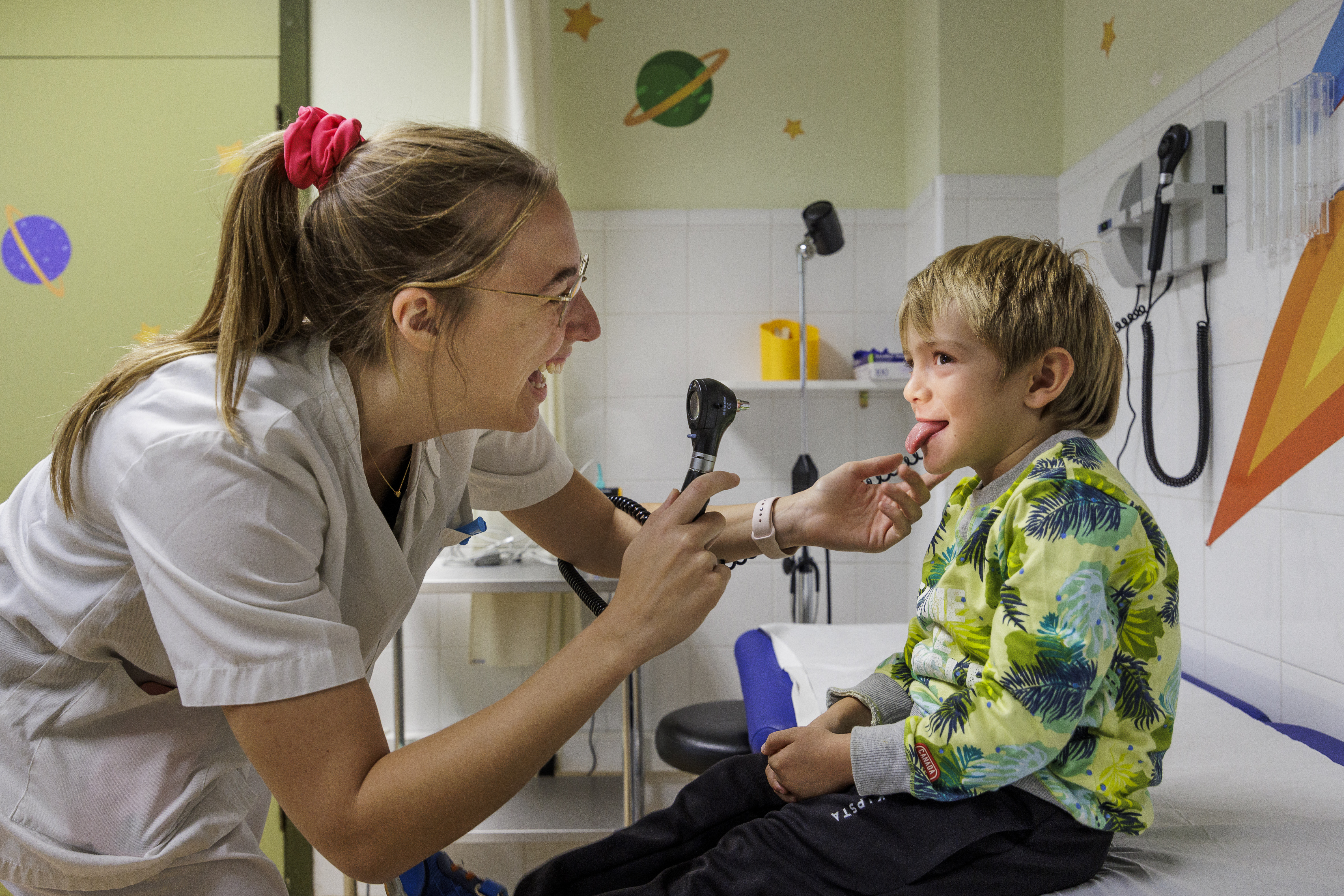 Una sanitària a la consulta de Pediatria del CAP Anglès