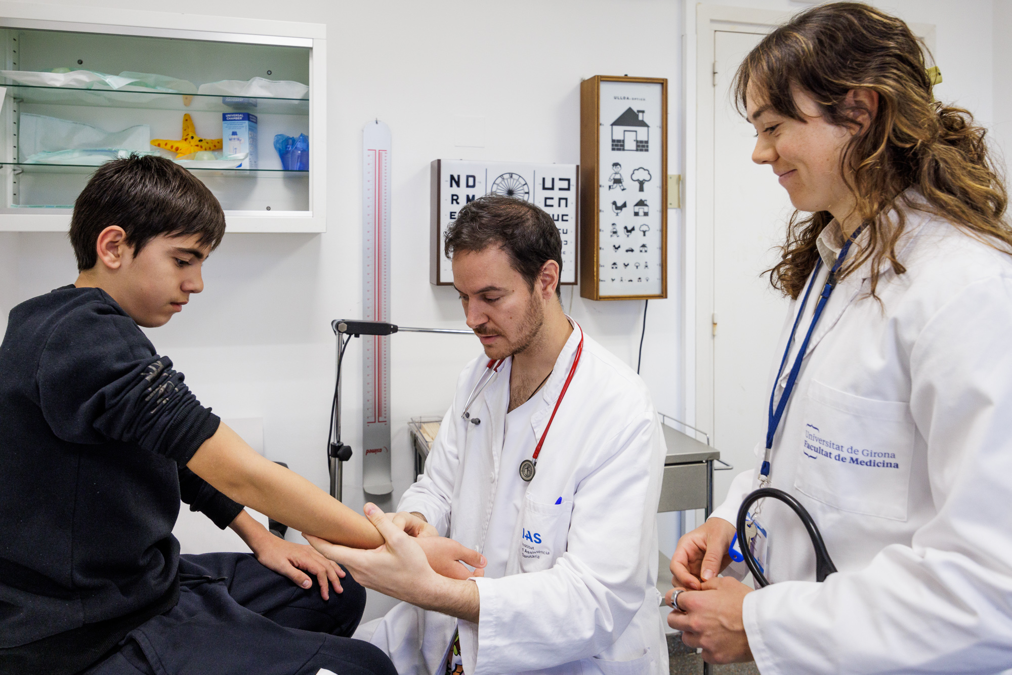 A la consulta de Pediatria, el metge i l'estudiant en formació. 