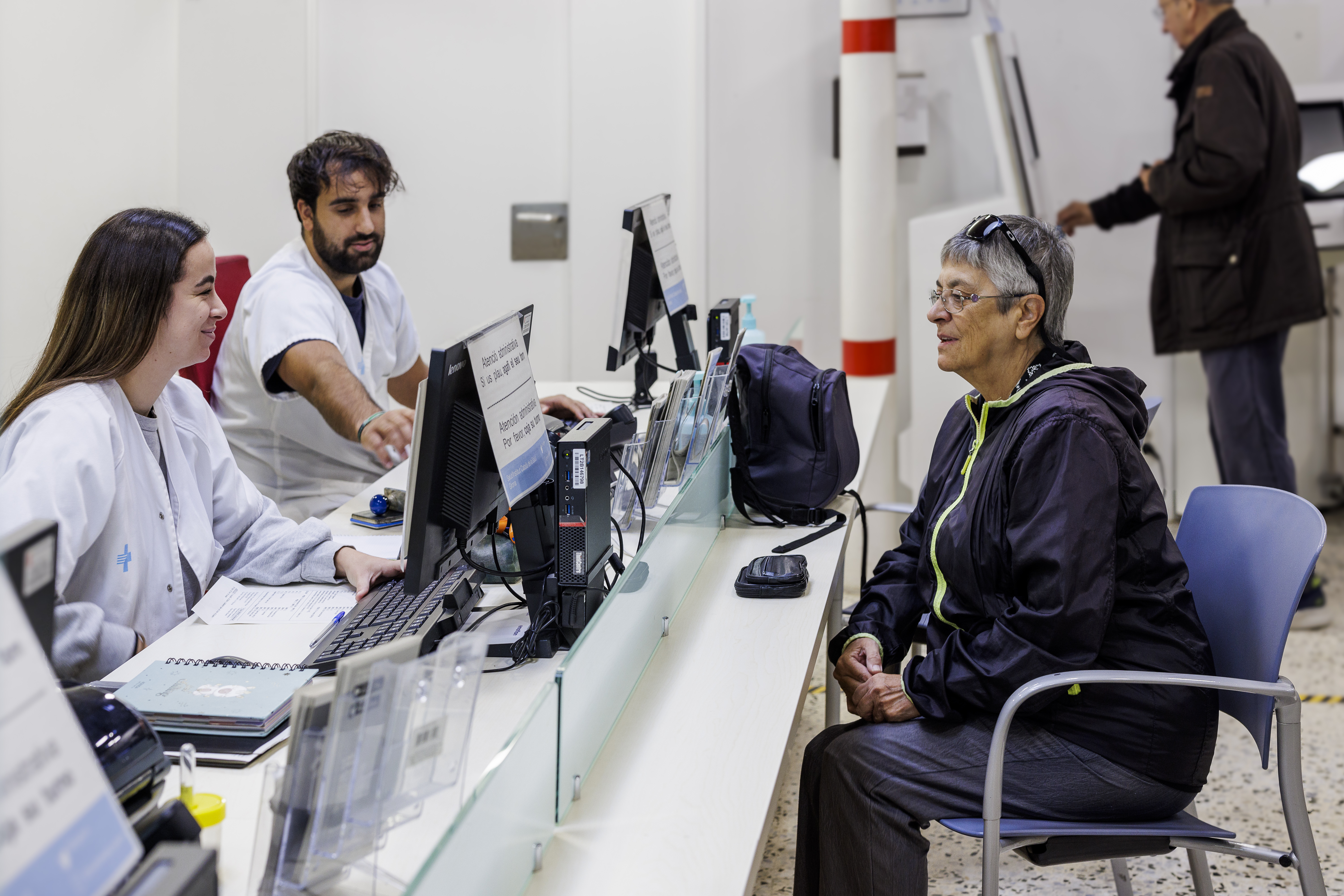 Una senyora al punt d'atenció a la ciutadania.