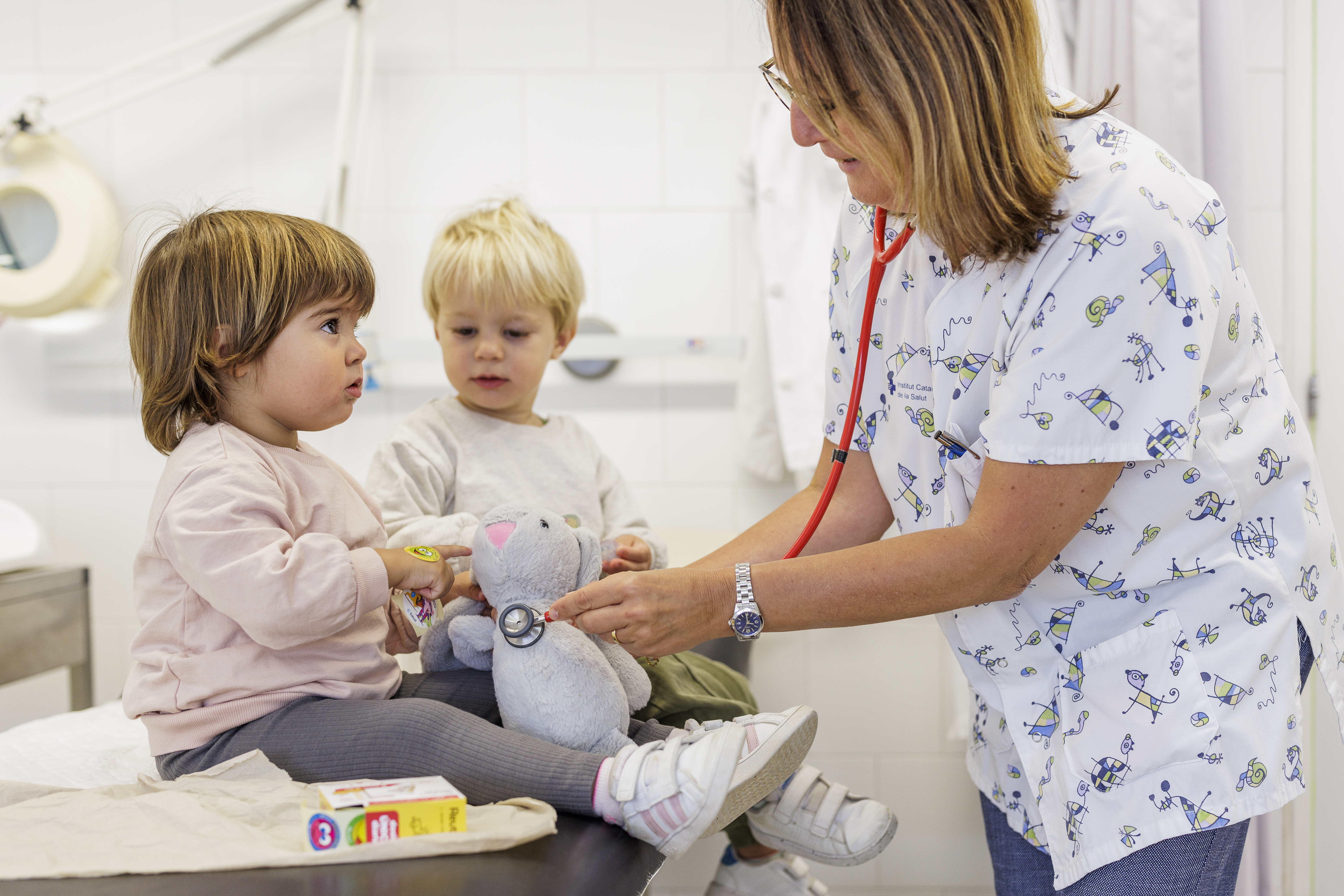 Una pediatria atenent a dos infants.