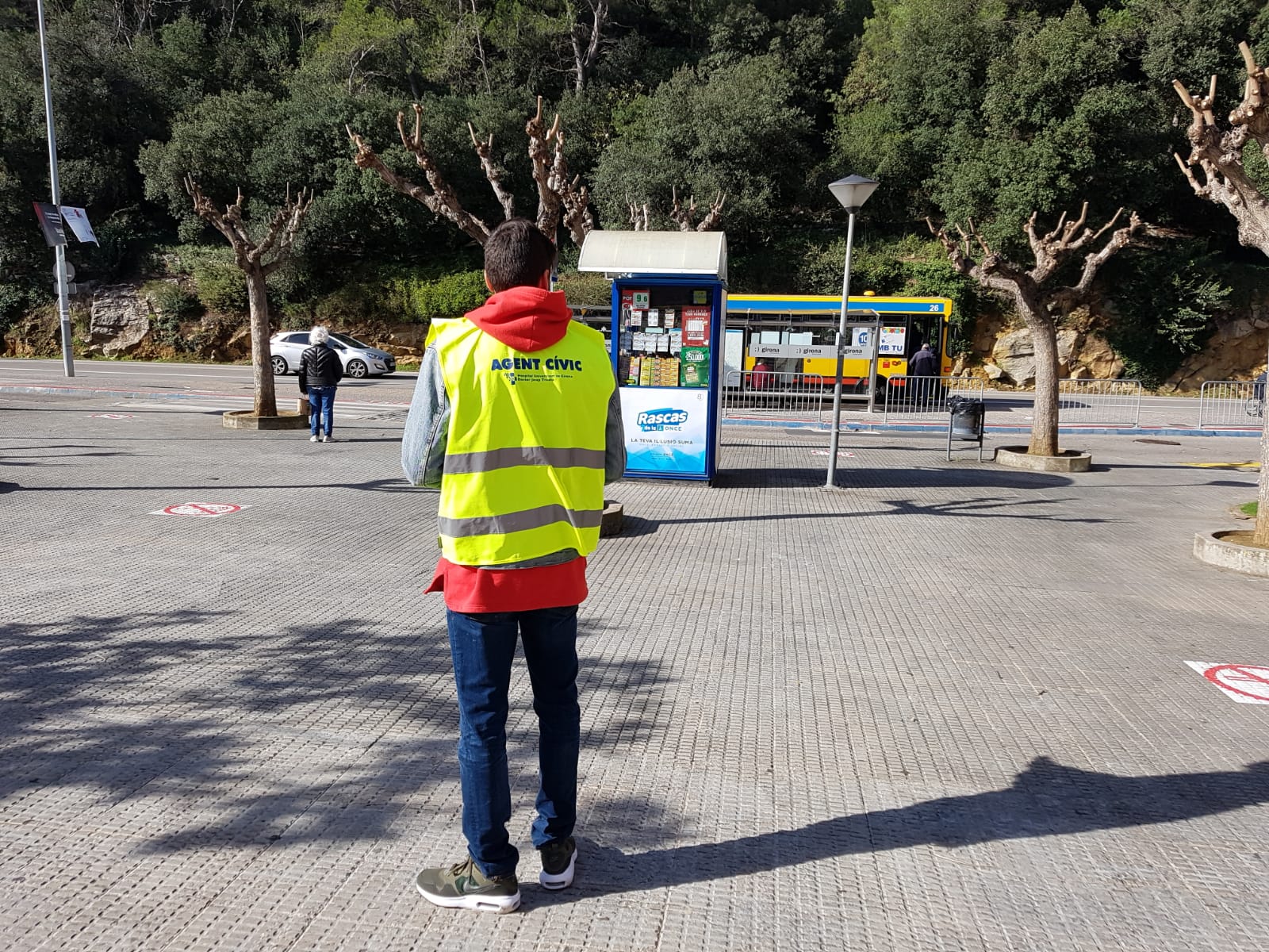 Foto d'un dels primers vigilants cívics al exterior del Hospital Josep Trueta