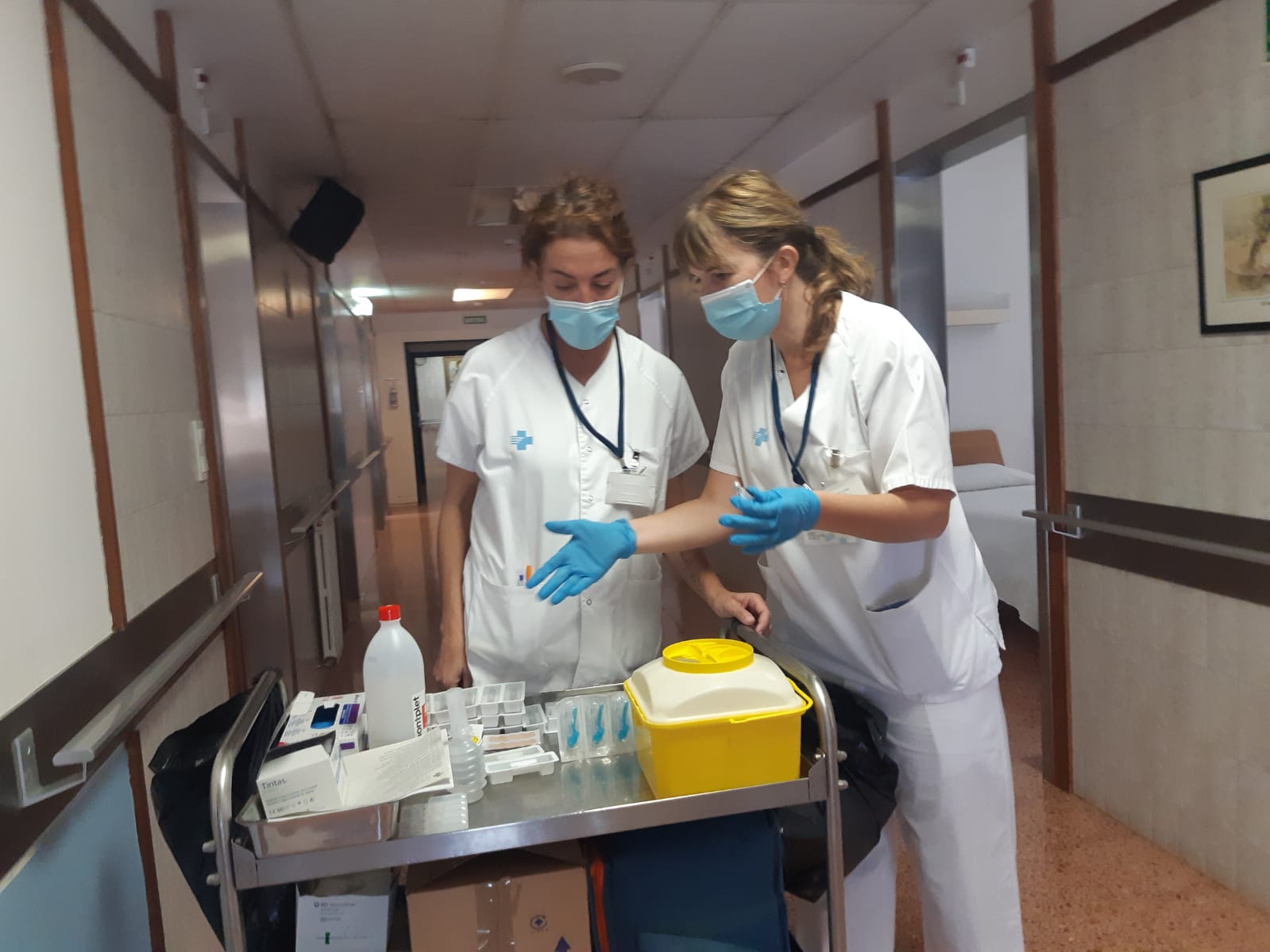 Professionals de l'EAP Arbúcies vacunant a la residència Germanes Hospitalàries de la Santa Creu