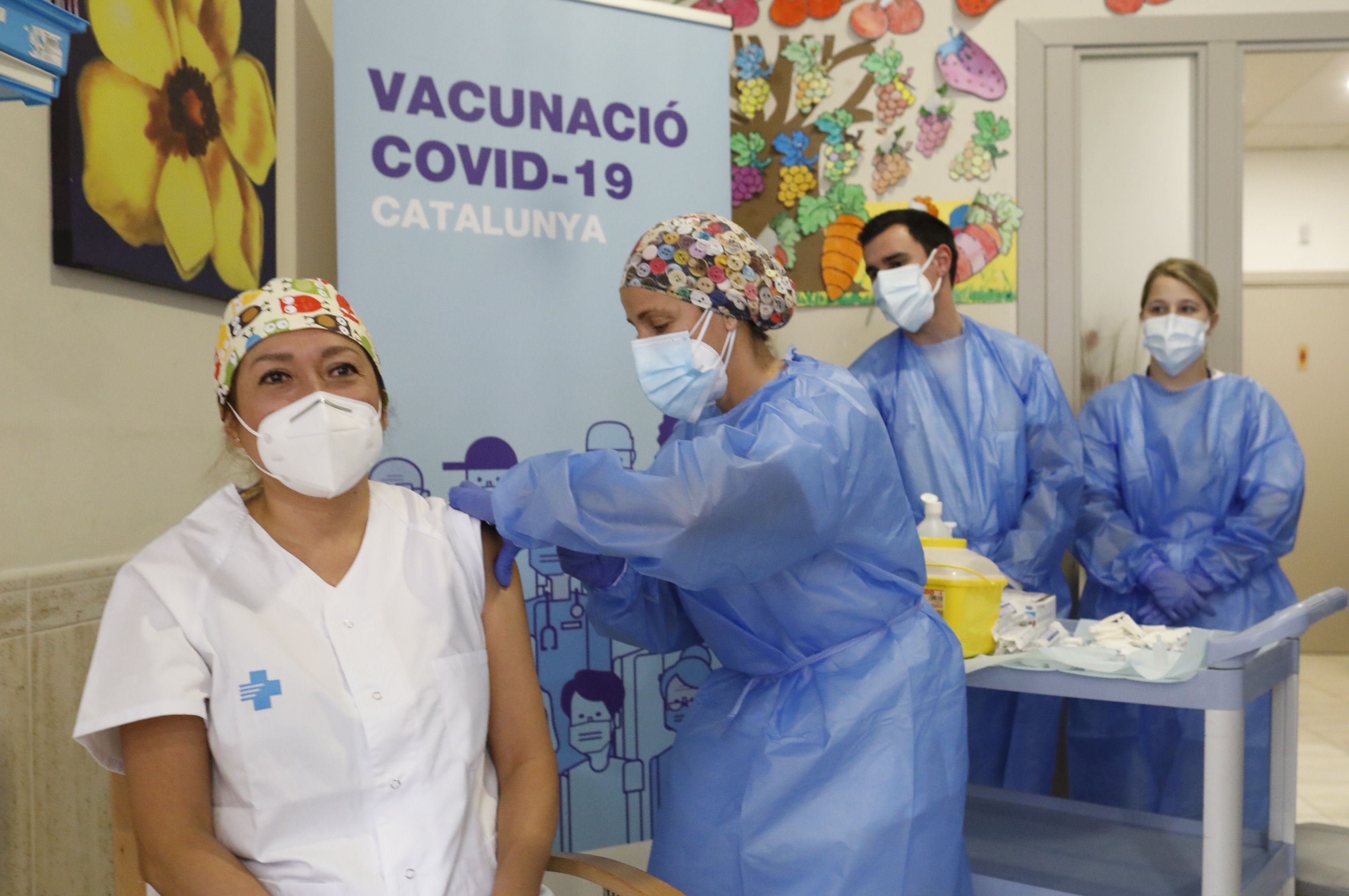 Una de les infermeres de l'equip de vacunació administrant la vacuna a una de les treballadiores