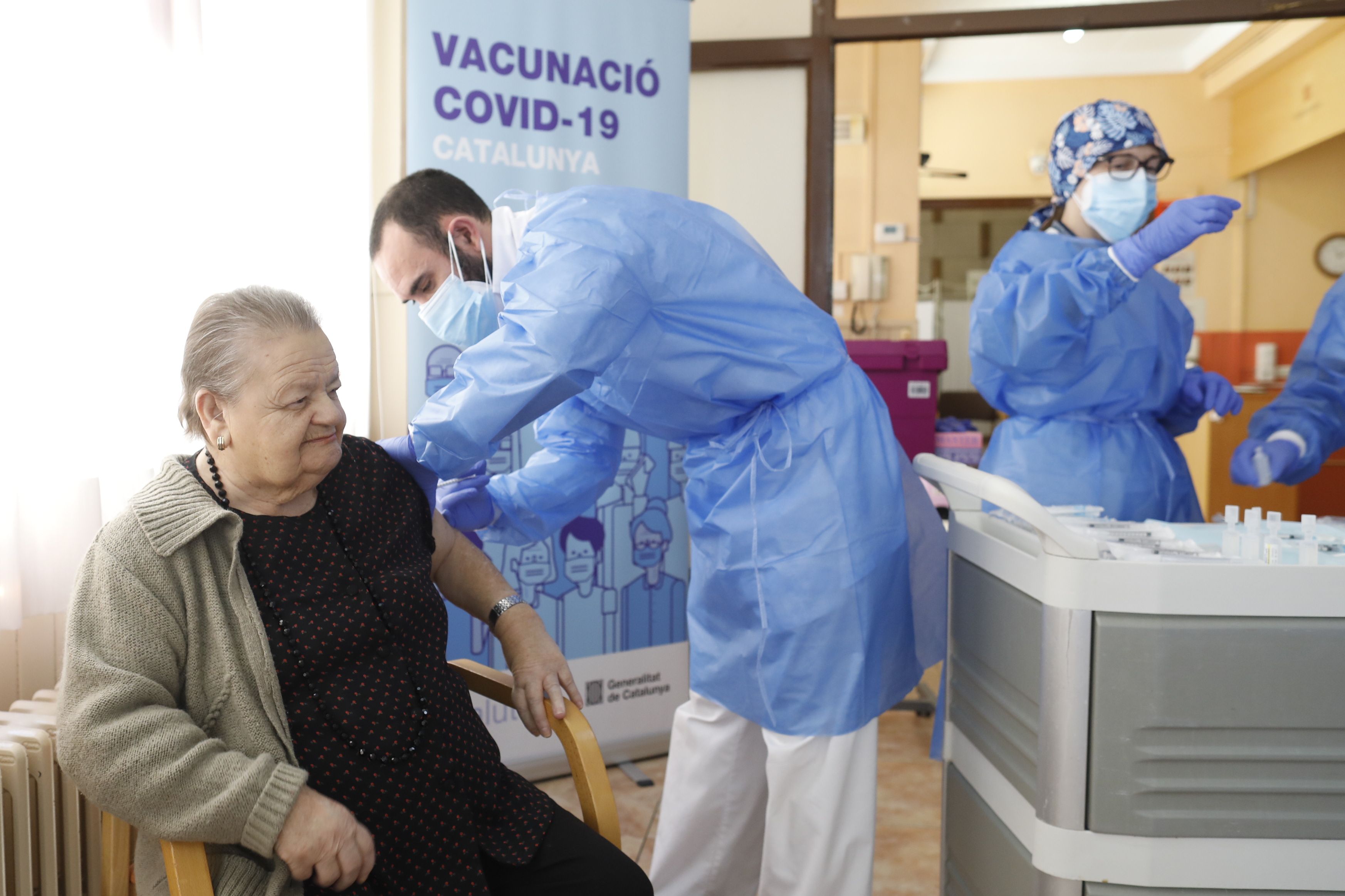la usuària Mercè Blázquez Peñas, de 86 anys, rep la vacuna contra la Covid19