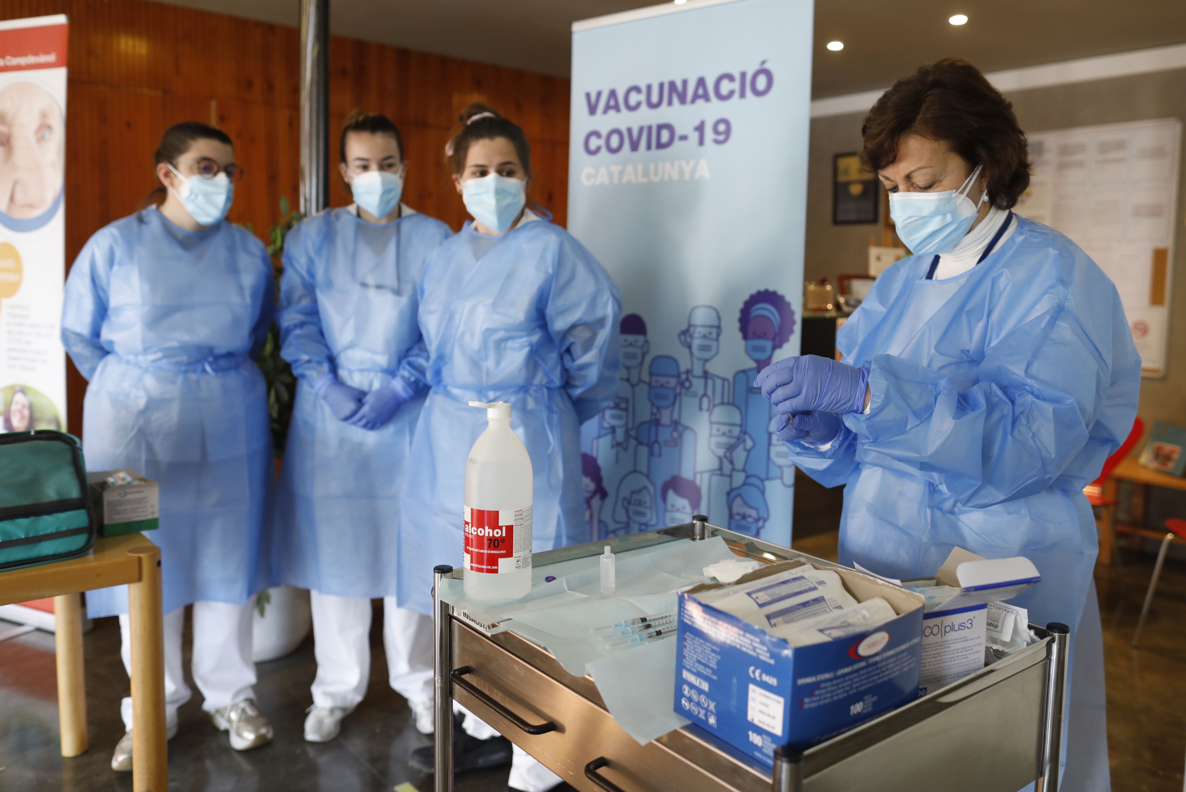 L'equip d'infermeria preparant les vacunes.
