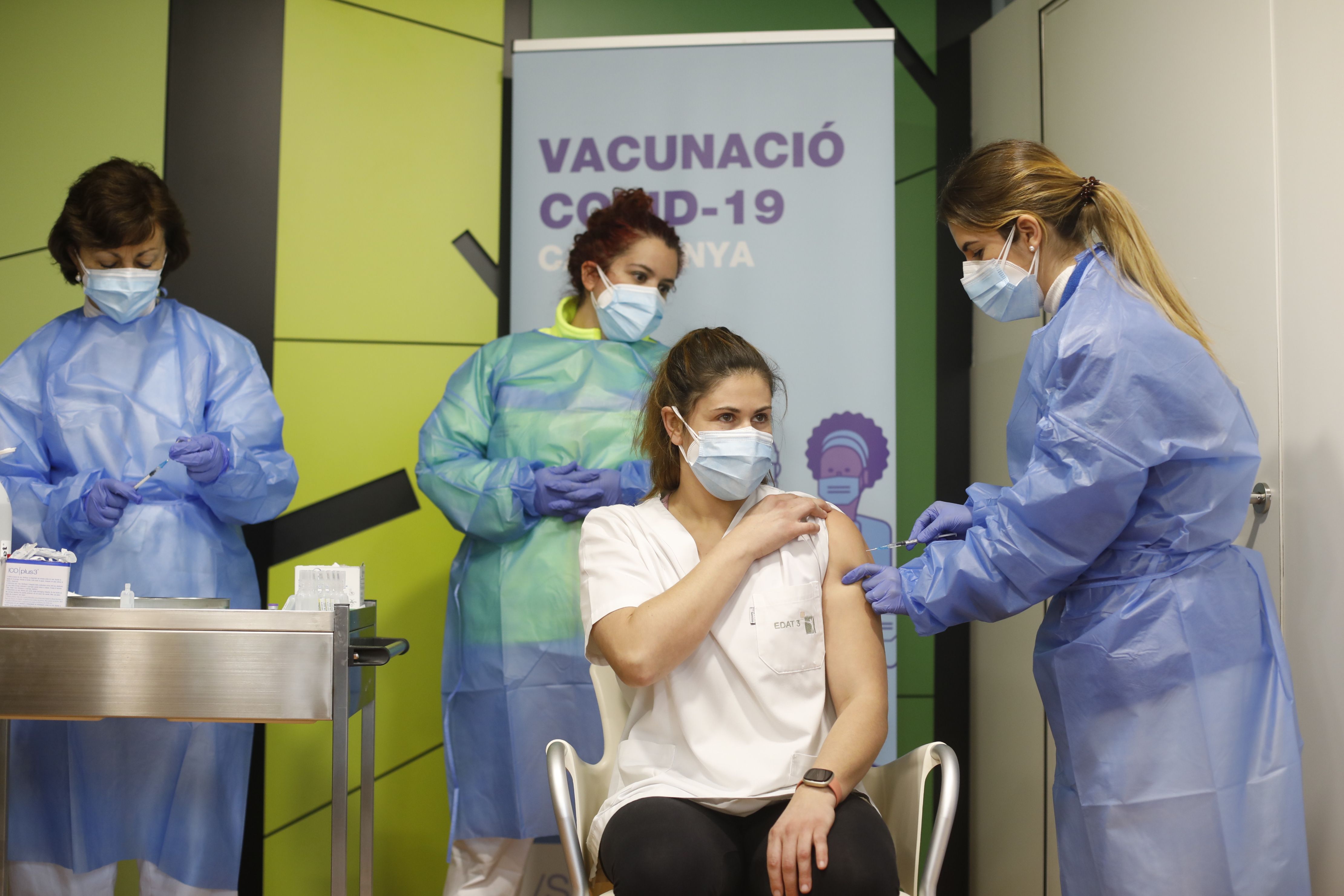 Astrid Garcia la primera treballadora d'Olot en vacunar-se de la Covid19