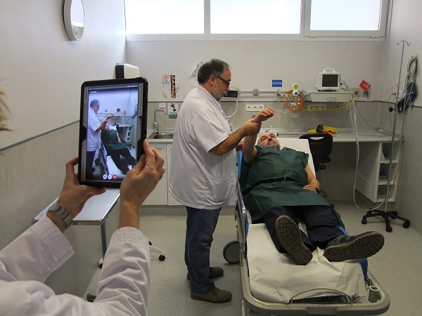 El pàcient atès des de l'Hospital de Campdevànol, amb la connexió a través de Teleictus