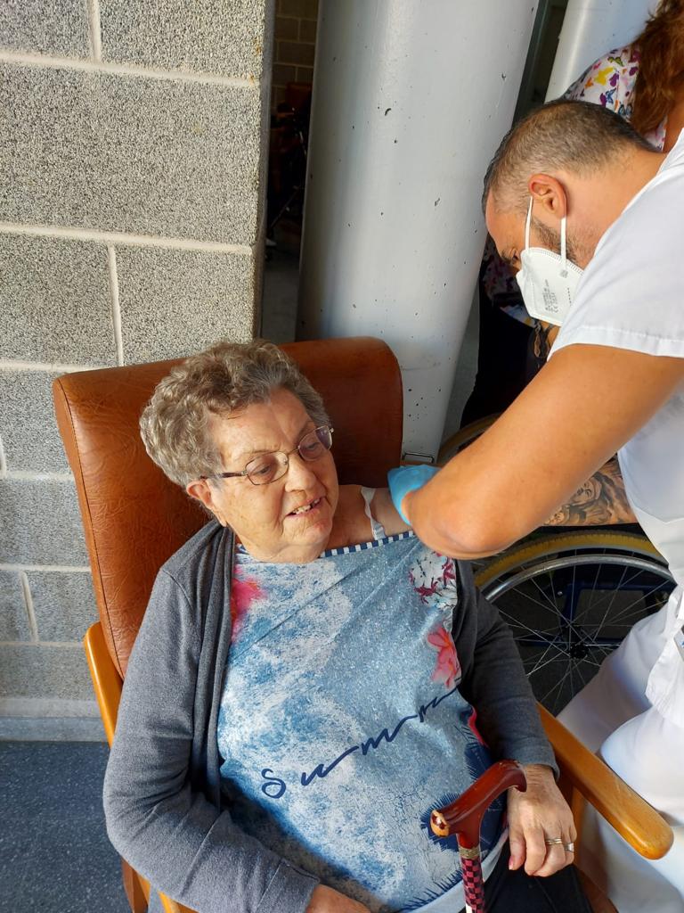 Un infermer vacunant la residència Can Comte de Tordera