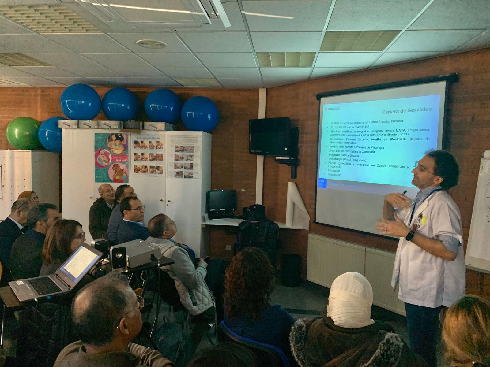 El director de l'EAP exposant les característiques de l'àrea bàsica de salut als assistents