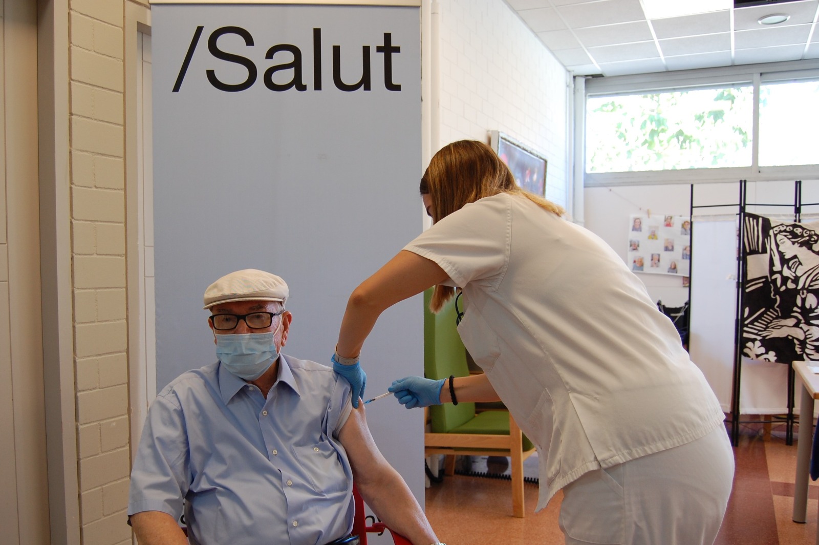 José Navarrete, de 95 anys, mentre el vacunen al Centre de Dia Onyar de Girona.