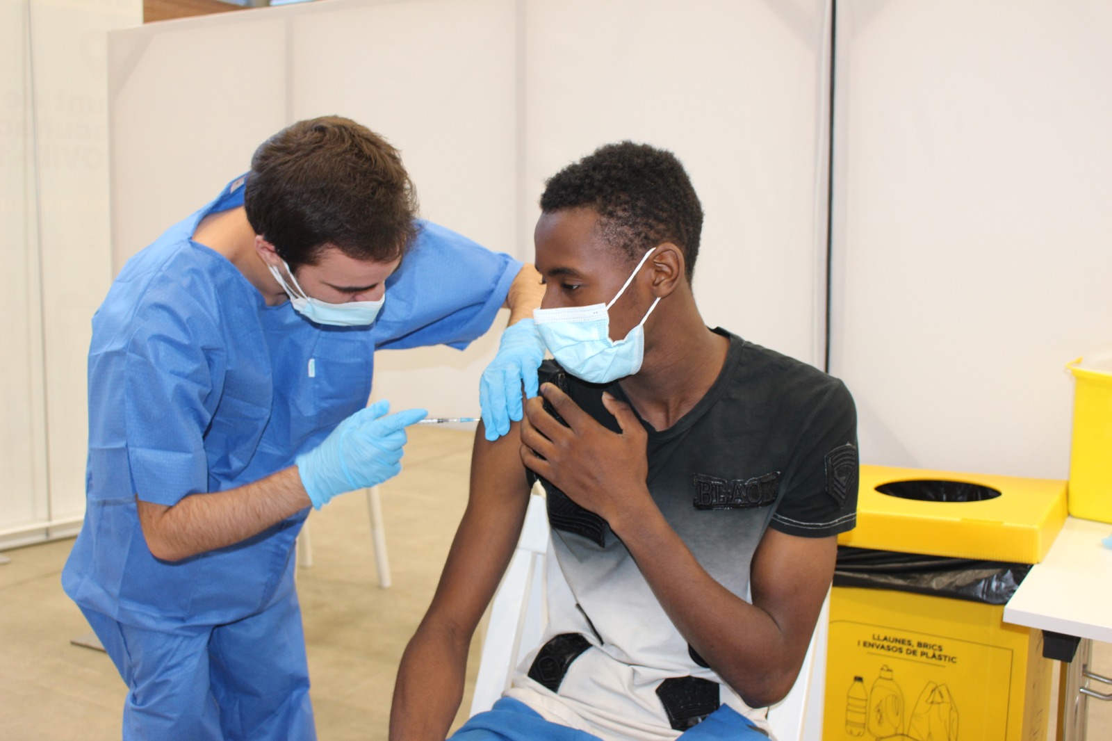 Vacunant un dels joves al Punt de vacunació del Palau Firal de Girona
