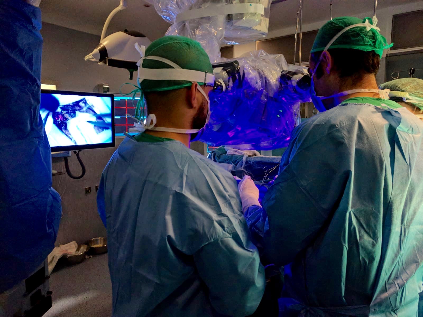 Foto dels neurocirurgians del Trueta extirpant tumors cerebrals guiats per immunofluorescència 
