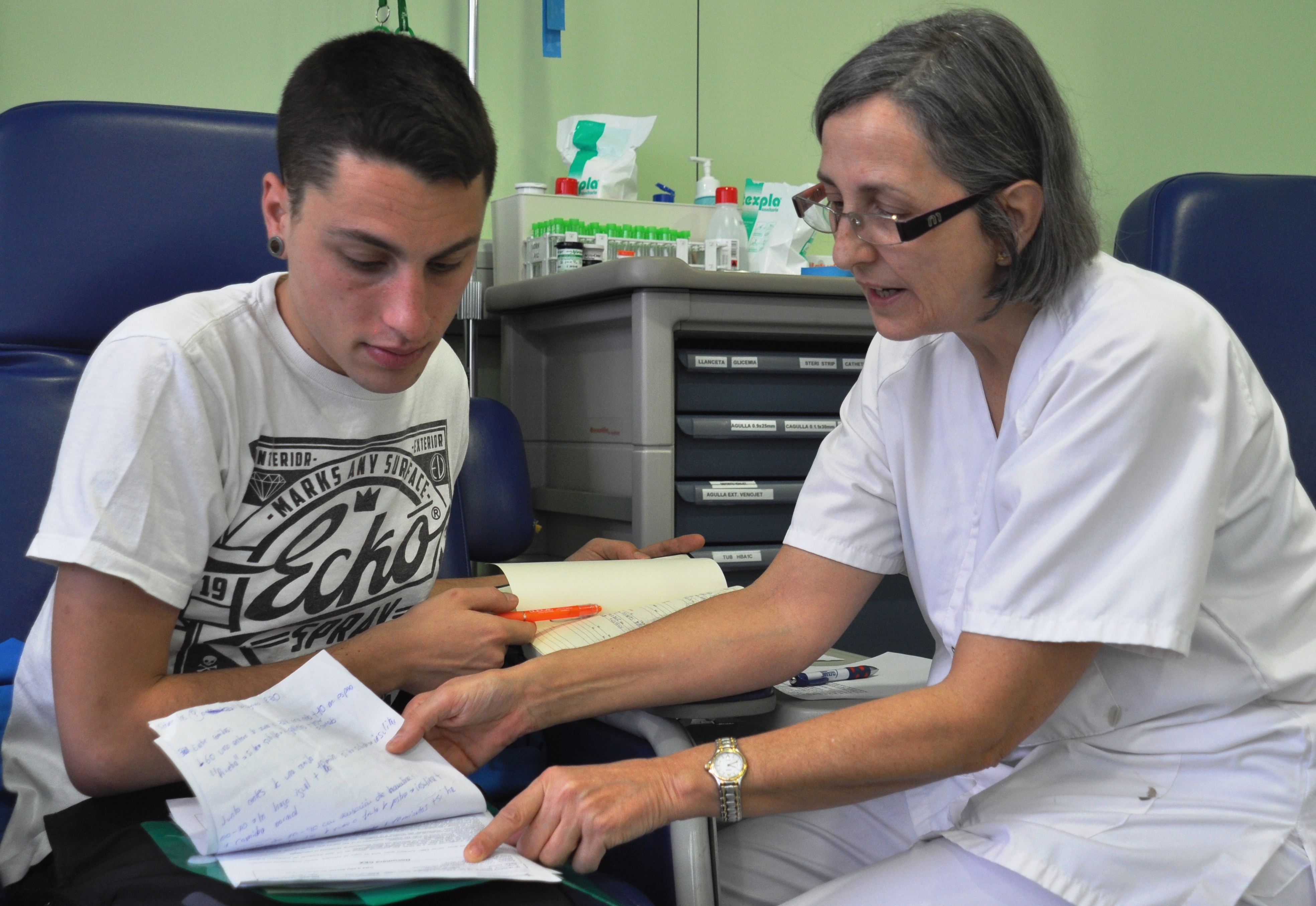 Resolent dubtes d'un pacient a l'Hospital de Dia de la UDENTG 