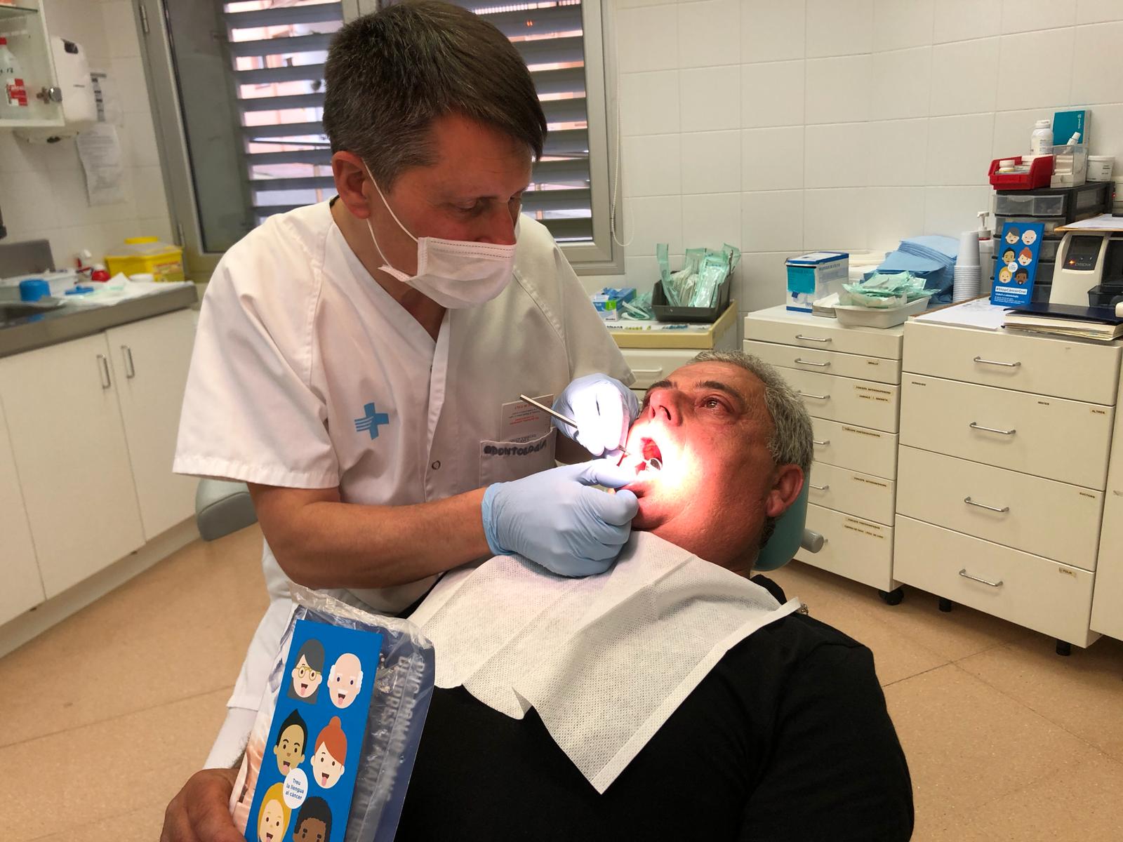 Professional fent revisions de salut bucodental durant el Dia Europeu contra el Càncer Oral