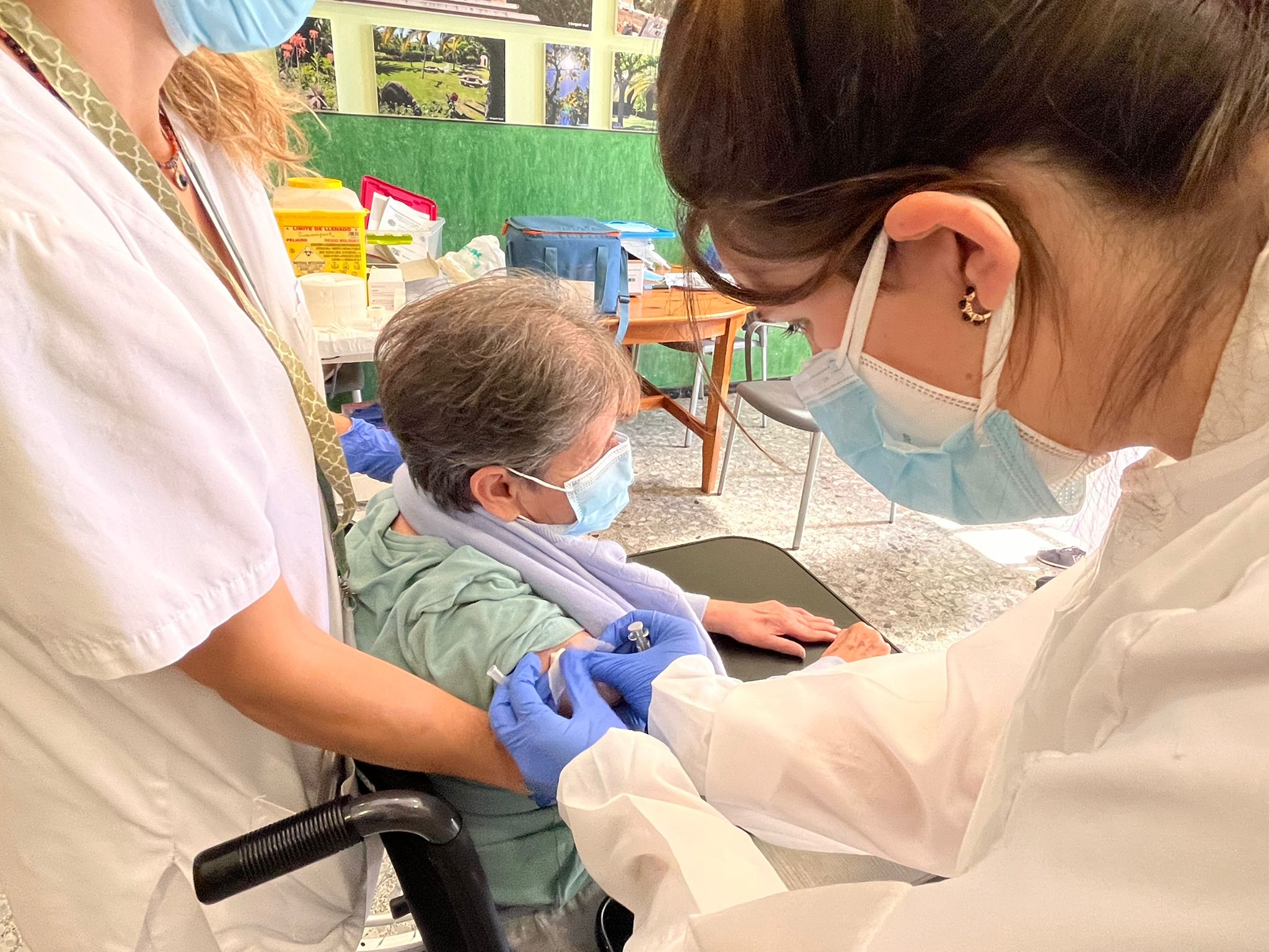 Una de les usuàries de la Residència Surís de Sant Feliu de Guíxols mentre la vacunen.