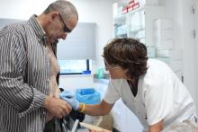 Professional amb pacient durant el Dia Mundial del Pacient Ostomitzat