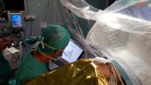 Moment de la intervenció de cirurgia de mapatge cerebral