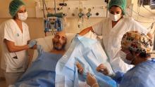 Professionals de l'Equip de Teràpia Intravenosa atenen a un pacient