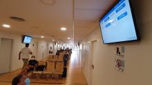 Les pantalles informatives a la sala d'espera de l'edifici ambulatori