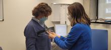 Una pacient diagnosticada d'apnea del son amb les infermeres del CAP Alfons Moré de Salt