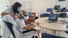 Un pacient durant una sessió de rehabilitació amb realitat virtual immersiva.
