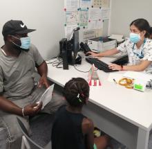 Una doctora passant visita al CAP Garrotxa