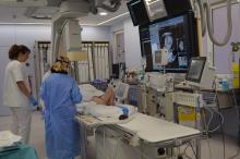 professionals intervenen un pacient a la sala d'hemodinàmica del Trueta