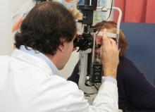 Profesional visitando a una paciente con glaucoma