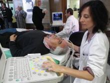 La Dra. Yolanda Silva fent una ecografia doppler a un usuari al vestíbul de l'hospital
