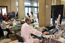 Professionals fent ecografies a usuàries durant la celebració dels 20 anys de la Unitat d'Ictus del Trueta